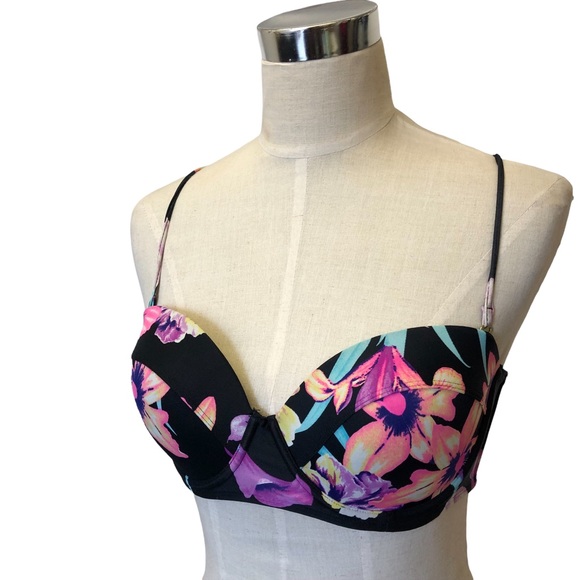 Woman's Floral Bikini Top Size 31B - Picture 2 of 3